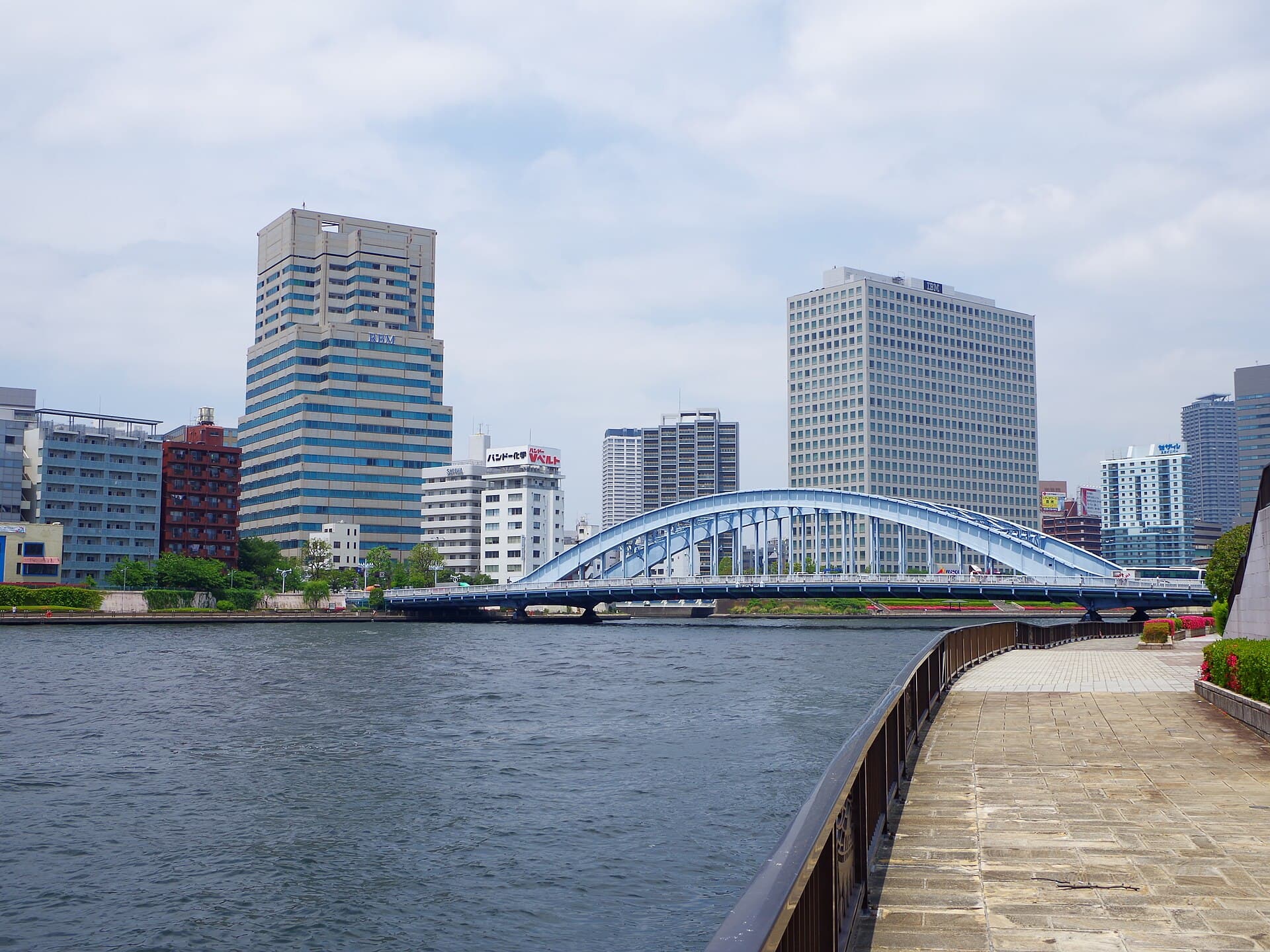 永代公園の散歩道から見た隅田川と青いアーチの永代橋