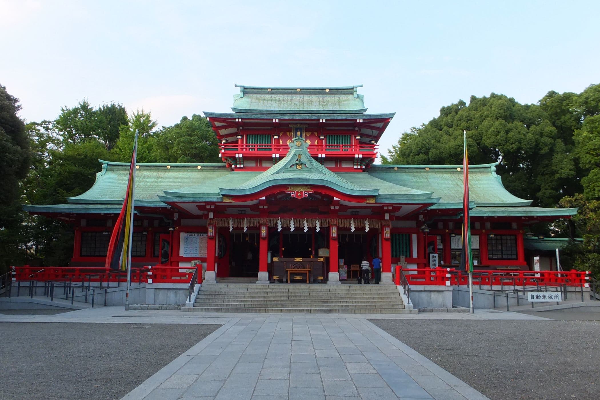 富岡八幡宮の朱色の社殿と緑青色の屋根